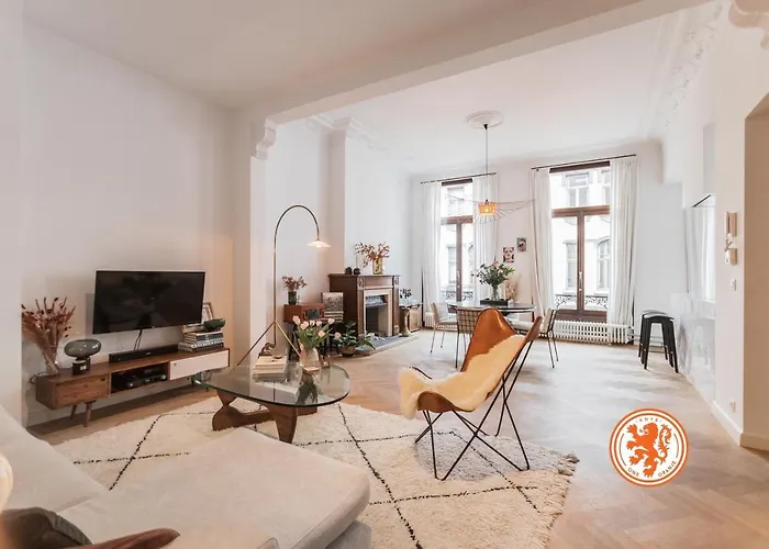 Traditional Chic, High Ceilings\' Apt Aircos And Garage